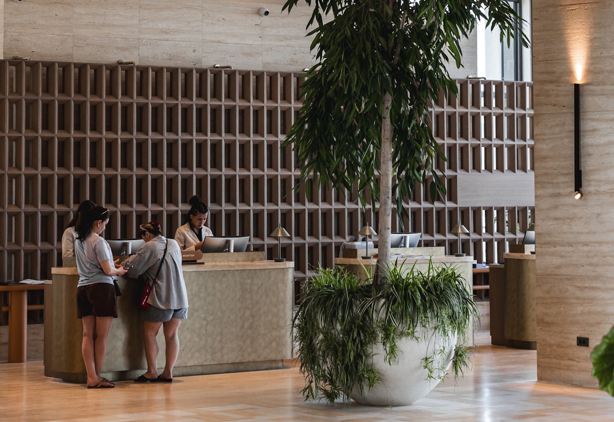 Ontvangst bij de balie van een hotel