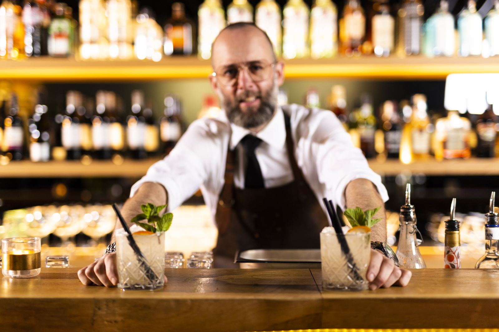 Bartender aan de hotelbar