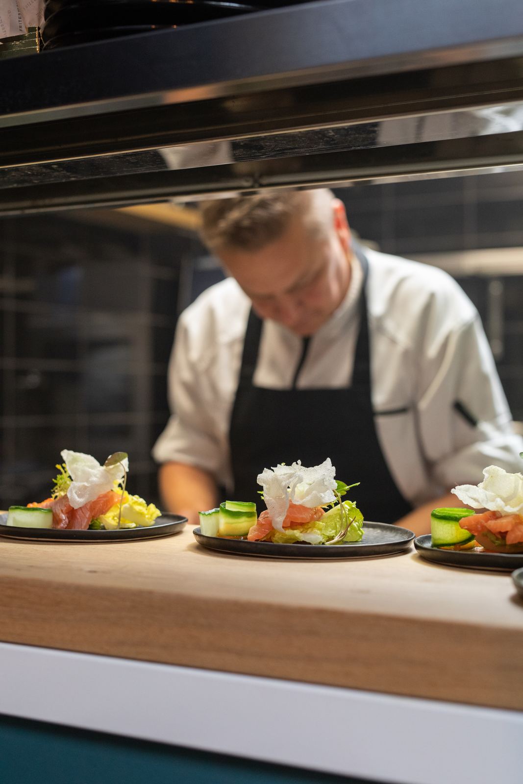 Chef aan het werk in de keuken