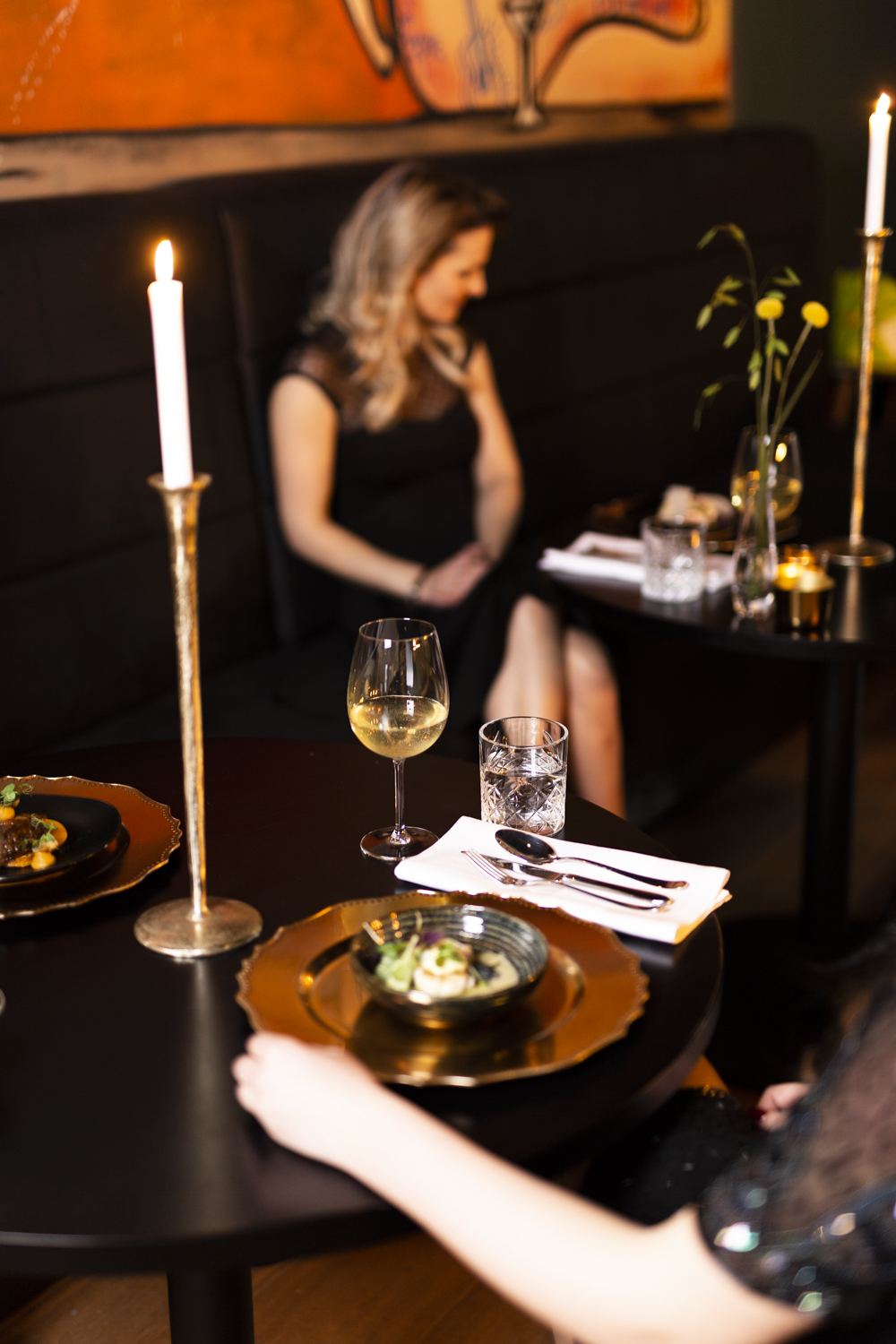 Gast aan tafel in het hotelrestaurant