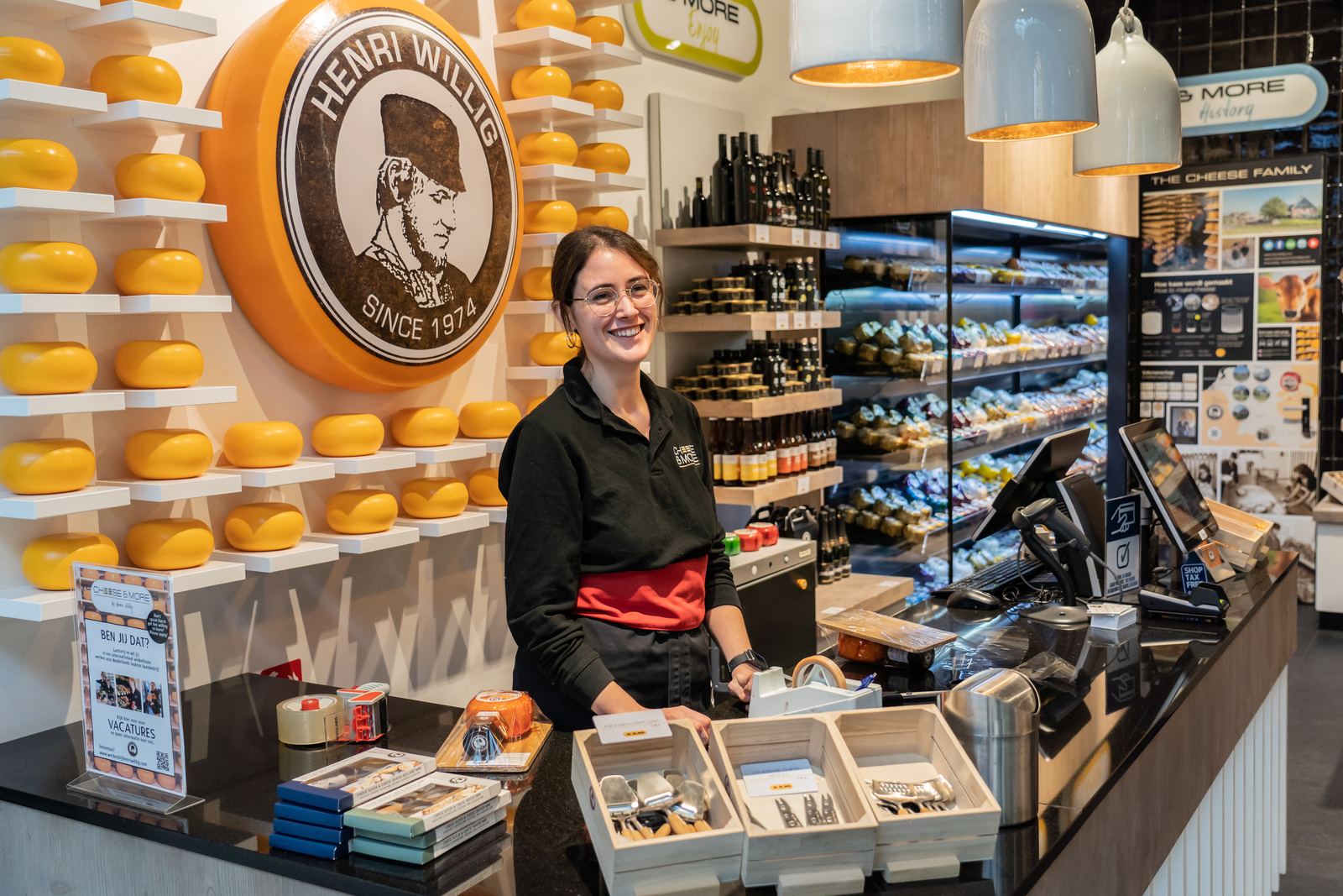 Medewerker achter de toonbank in een kaaswinkel