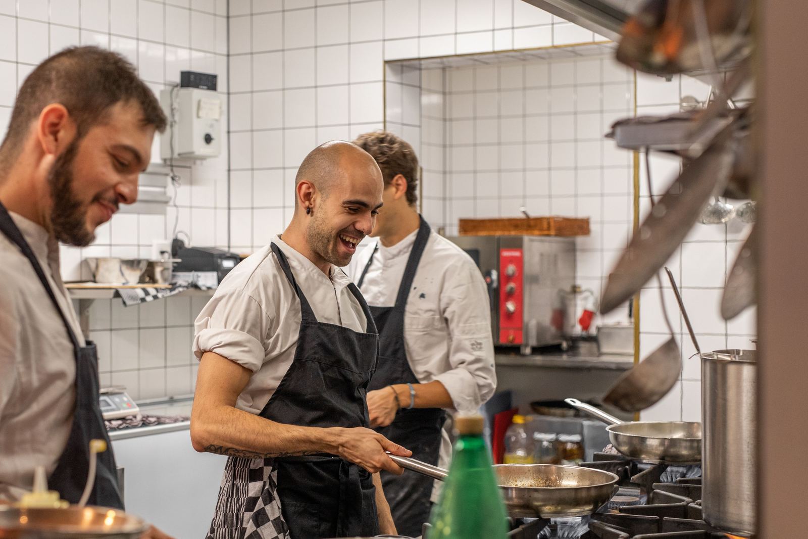 Koks aan het werk in een keuken
