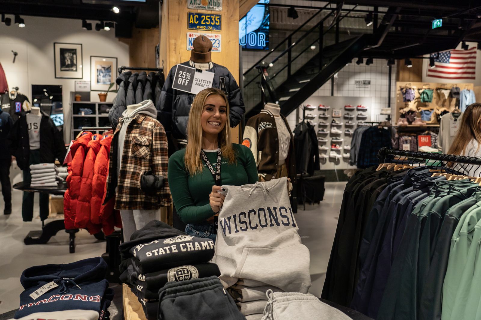 Verkoopmedewerker in een kledingwinkel