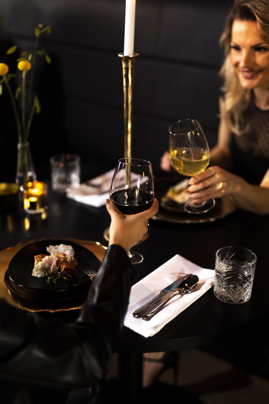 Gasten proosten aan tafel