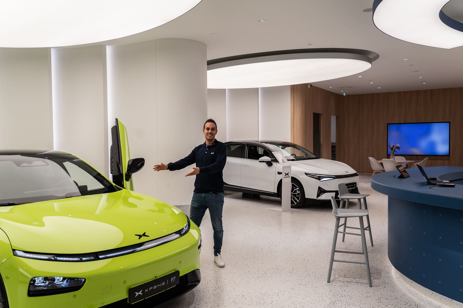 Verkoper in een autoshowroom