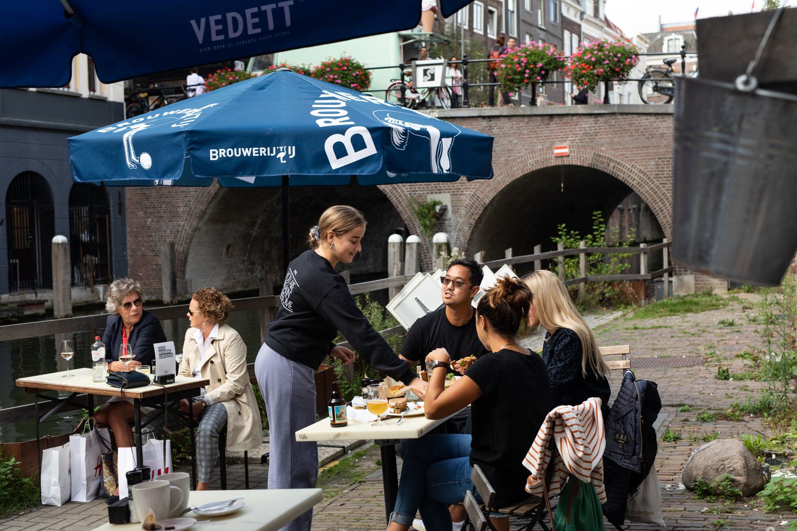 Gasten op een terras aan het water