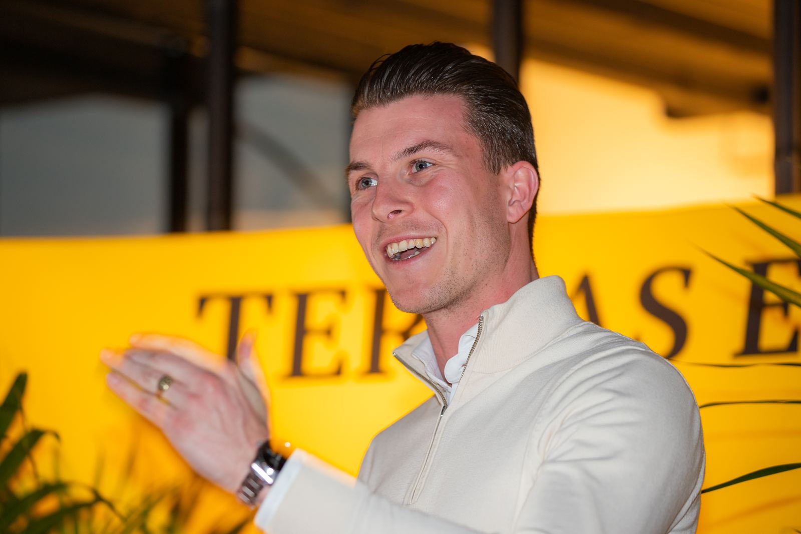Trainer van Gast is Koning tijdens een terrasevent